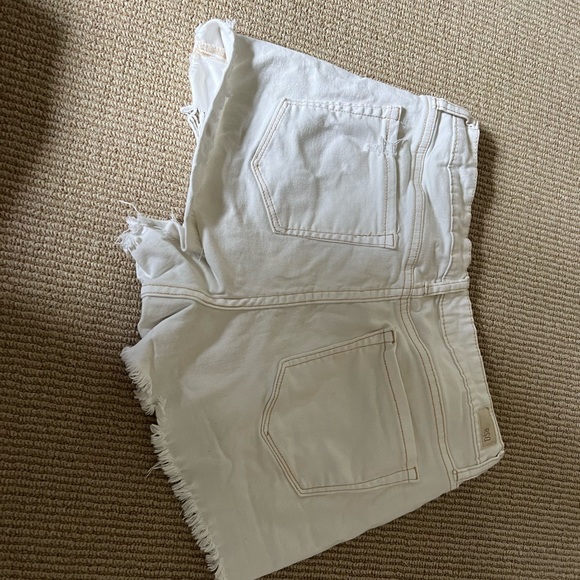 𝘵𝘪𝘭𝘭𝘺𝘴 𝘸𝘩𝘪𝘵𝘦 𝘫𝘦𝘢𝘯 𝘴𝘩𝘰𝘳𝘵𝘴 - Picture 2 of 3